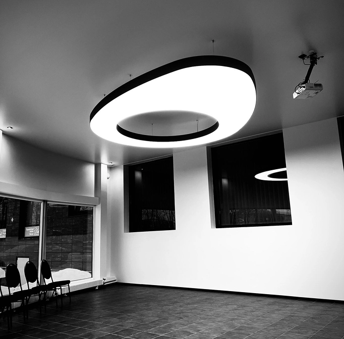 Ejemplo de techo luminoso con tela tensada retroiluminada