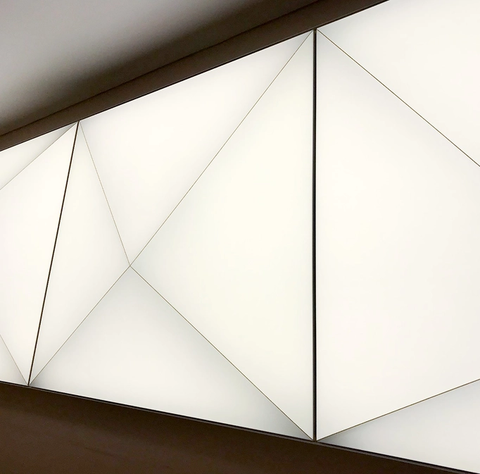 Paneles geométricos de tela tensada retroiluminada