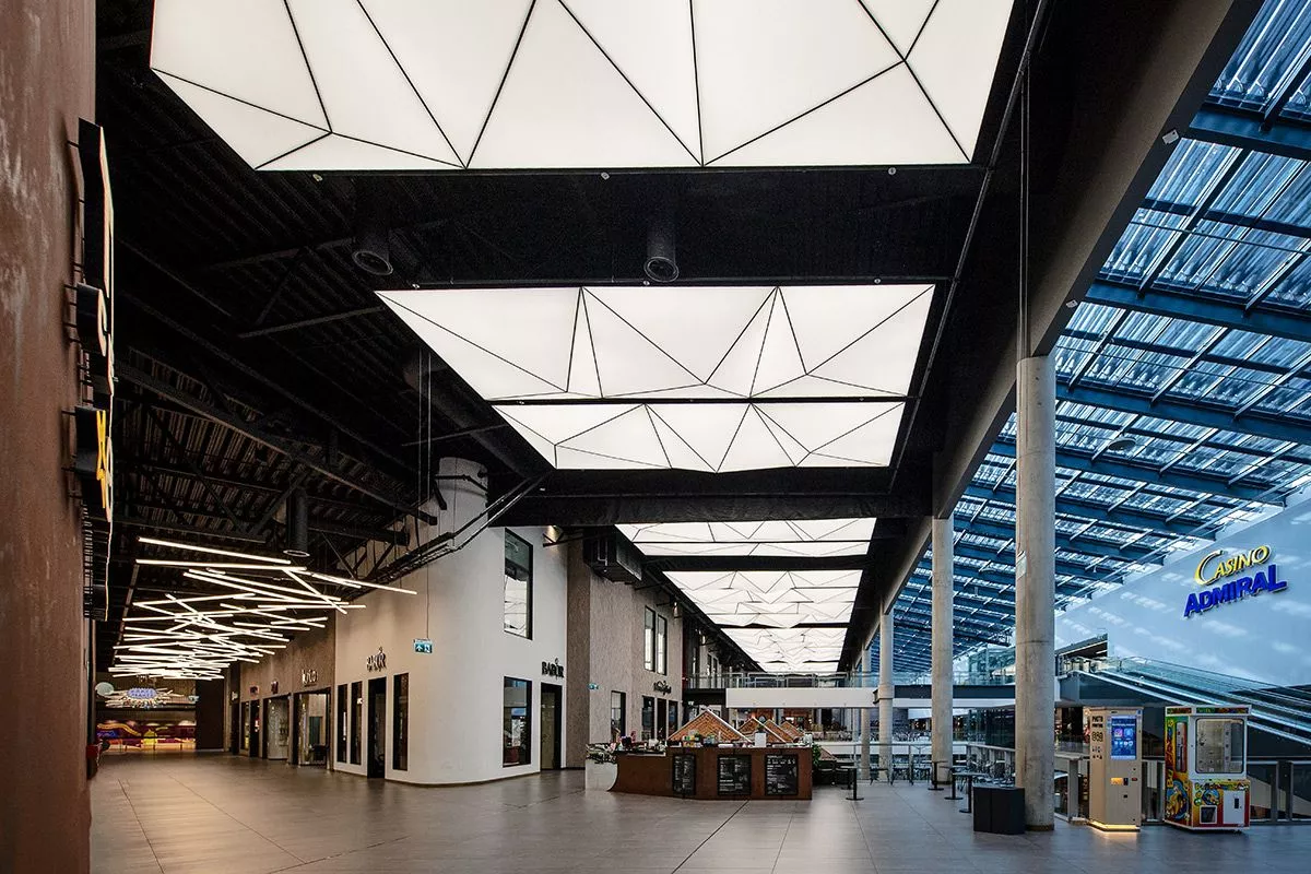 Tela tensada con forma geométrica